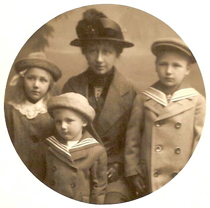 Johanna Kuiters-Potasse en haar 3 kinderen, Hendrik, Hendrika & Johannes Kuiters